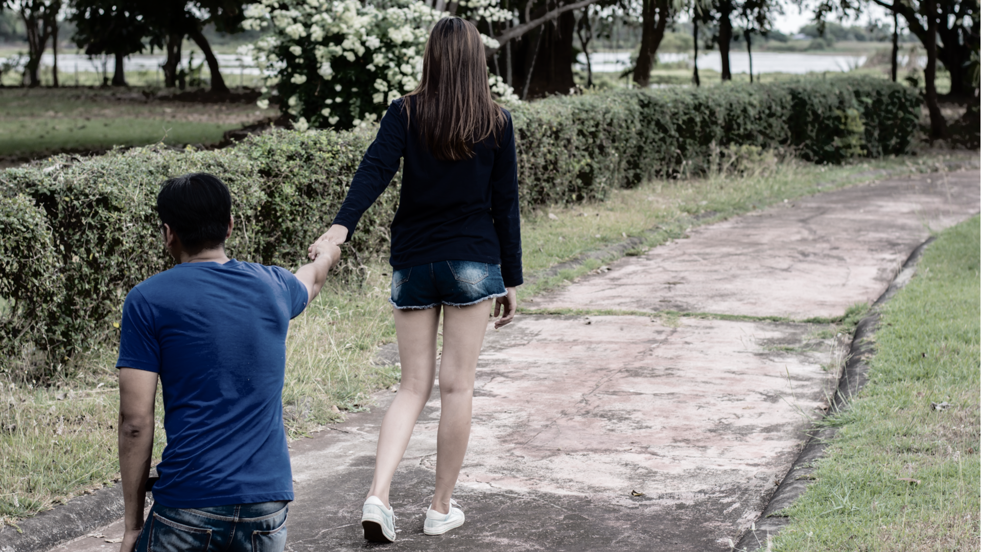 10 Signs That You’re Still Clinging To A Relationship That You Need To Walk Away From